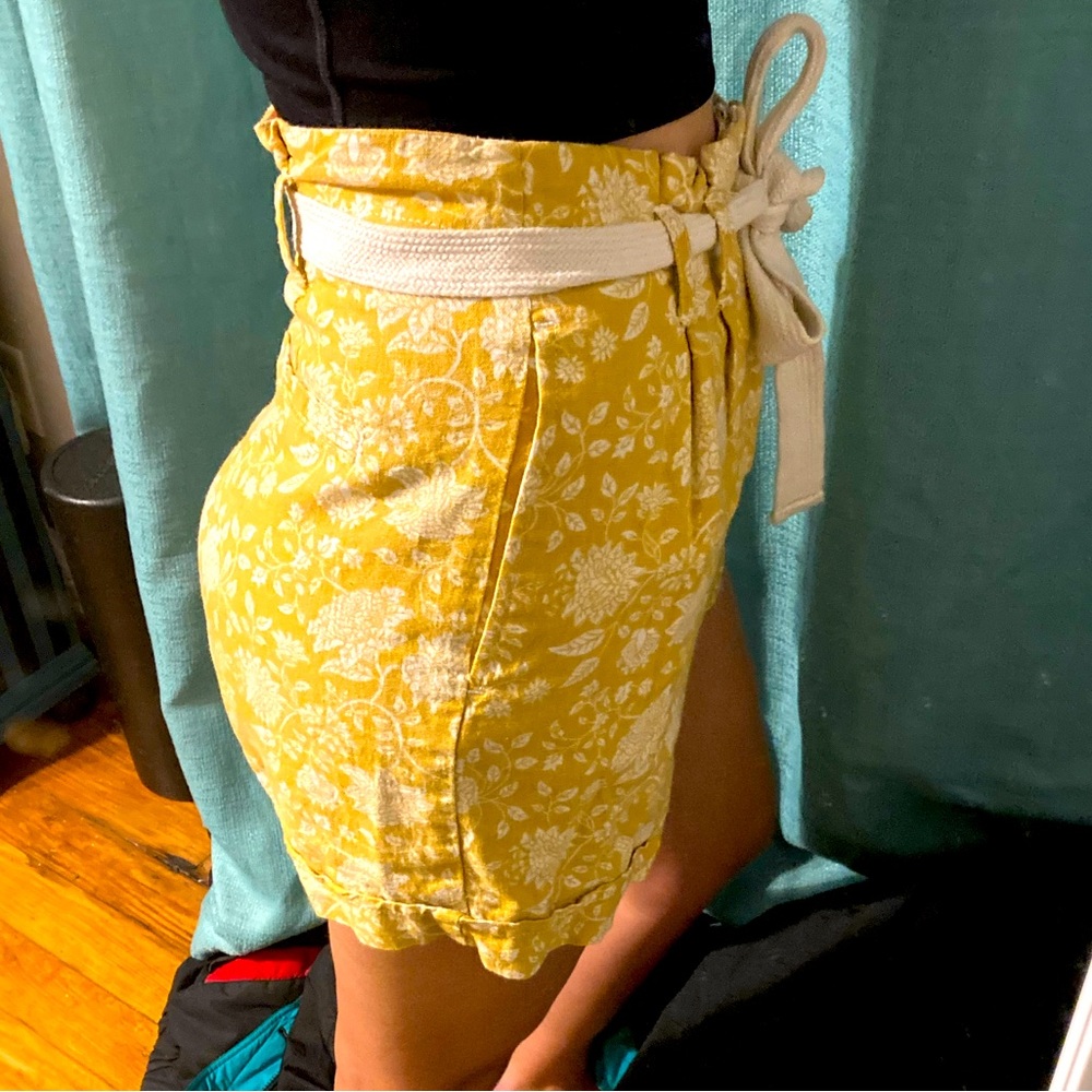 Springfield (European clothing store) high-waisted flower shorts